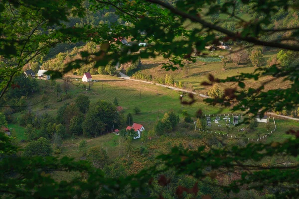 孤独的村庄在背景在 Durmitor — 图库照片