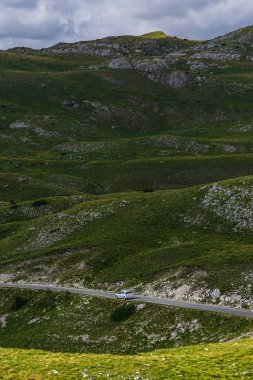Bir dağ yolda araba. Milli Parkı Durmitor, bir dağ geçmek, Karadağ