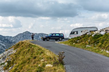 Seyyar ev. Milli Parkı Durmitor, bir dağ geçmek, Karadağ