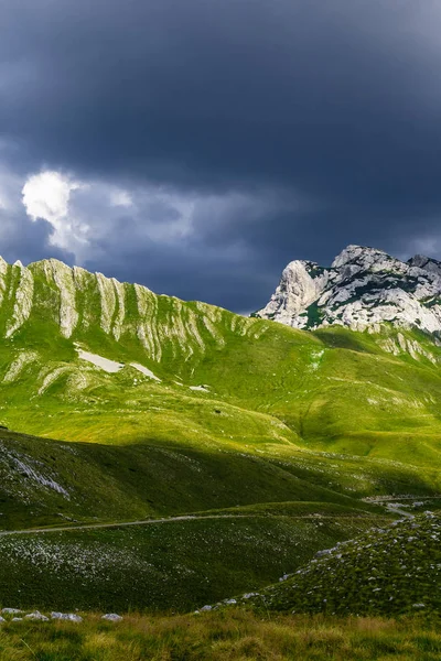 国立公園ドゥルミトル山を渡すと モンテネグロ — ストック写真