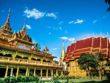 Tayland'da mavi gökyüzü ve tapınak.