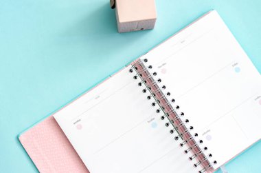 Takvim sayfası mavi arkaplanda kapat