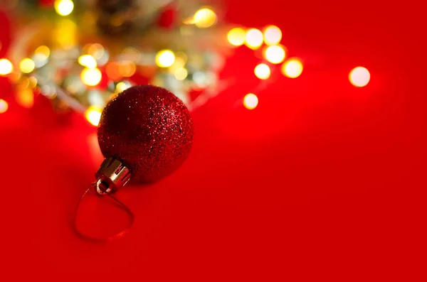黄色のライトと赤の背景にクリスマスモミの木のおもちゃ — ストック写真