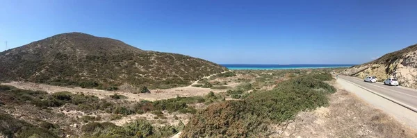 地中海を見渡すギリシャのロードス島で美しい緑の谷 — ストック写真