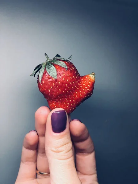 新鲜甜红色草莓类似米老鼠看起来滑稽的灰色背景 — 图库照片