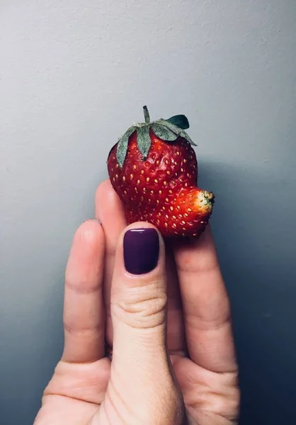 新鲜甜红色草莓类似米老鼠看起来滑稽的灰色背景 — 图库照片