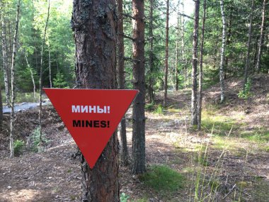 İkinci Dünya Savaşı ormandaki beri kalan mayın ağaç uyarı üzerine bir işaret