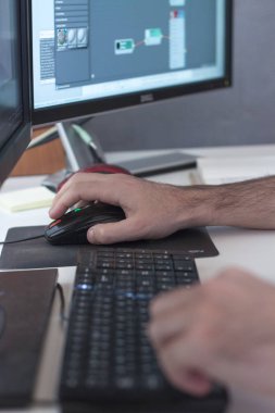 Eller iş yerinde bir klavyede yazarak bir resepsiyon