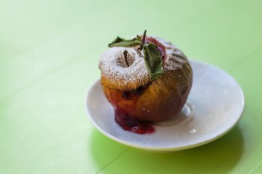 yeşil arka planda pişmiş elma