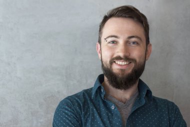 mutlu ve neşeli ifade ile bir sakallı bir adam portresi