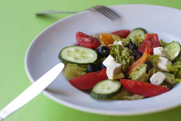 Vitaminsalat Auf Weißem Teller Auf Grünem Hintergrund — Stockfoto