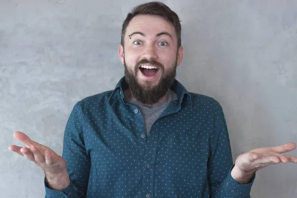 Retrato Hombre Con Barba Con Expresión Sorprendida Alegre —  Fotos de Stock