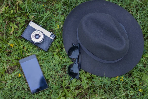 Σετ Ταξιδιού Καπέλο Φωτογραφική Μηχανή Και Γυαλιά Για Την Πράσινη — Φωτογραφία Αρχείου