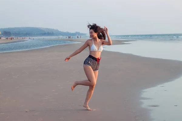Mädchen Weißen Bikini Jubelt Und Rennt Strand Entlang — Stockfoto