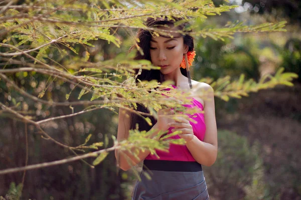 Mulher Asiática Bonita Vestido Tradicional Está Sobre Natureza Perto Uma — Fotografia de Stock