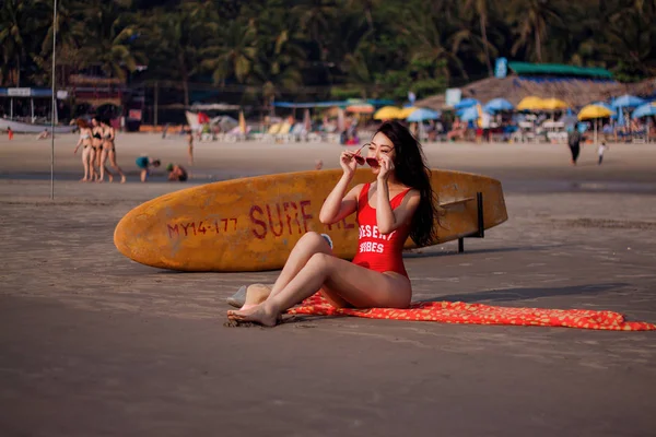 Meisje Zittend Het Strand Met Een Surfplank — Stockfoto