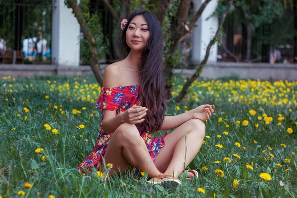 Mulher Asiática Bonita Vestido Pose Ioga Que Senta Prado Verde — Fotografia de Stock