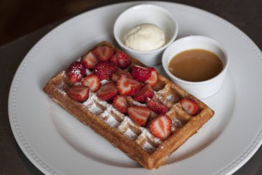 lezzetli tatlı çilek beyaz bir plaka ile