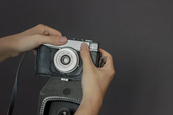 Mani Possesso Una Fotocamera Vintage — Foto Stock