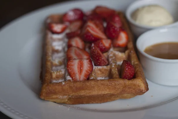 Délicieux Dessert Aux Fraises Dans Une Assiette Blanche — Photo