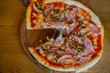 parçalayıcı ve peynir lezzetli pizza