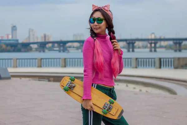 Menina Brilhantemente Vestida Com Skate Cidade — Fotografia de Stock