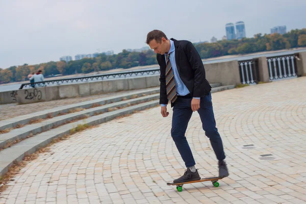 Homme Affaires Costume Affaires Dans Ville Avec Skateboard — Photo