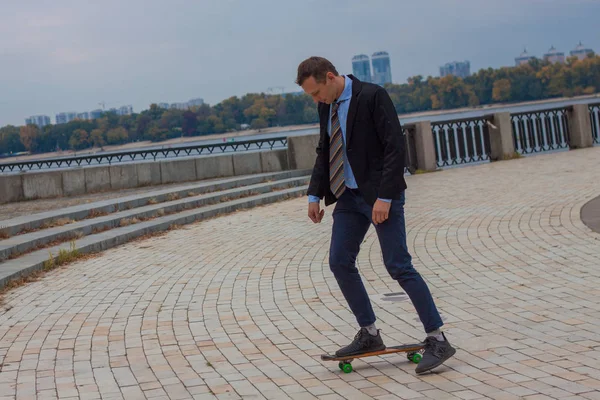 Geschäftsmann Businessanzug Der Stadt Mit Skateboard — Stockfoto