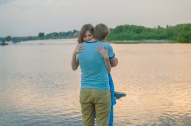 göl üzerinde manzarayı doğaya aşık çift