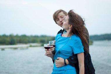 göl üzerinde manzarayı doğaya aşık çift