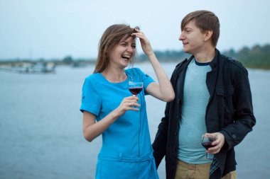 Çift Doğa Göl üzerinde zevk aşık