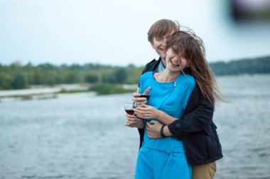 Çift Doğa Göl üzerinde zevk aşık