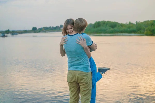 Para Zakochanych Charakter Podziwiając Widok Jezioro — Zdjęcie stockowe