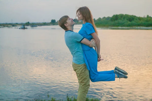 Paar Verliefd Genieten Van Natuur Meer — Stockfoto