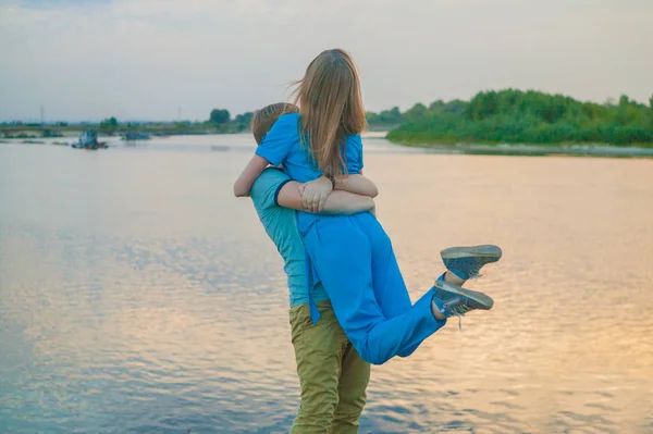 Влюбленная Пара Наслаждается Природой Над Озером — стоковое фото