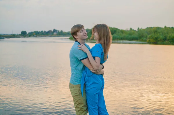 Paar Verliefd Genieten Van Natuur Meer — Stockfoto