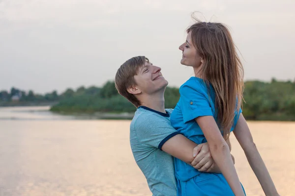 Casal Apaixonado Apreciando Natureza Sobre Lago — Fotografia de Stock