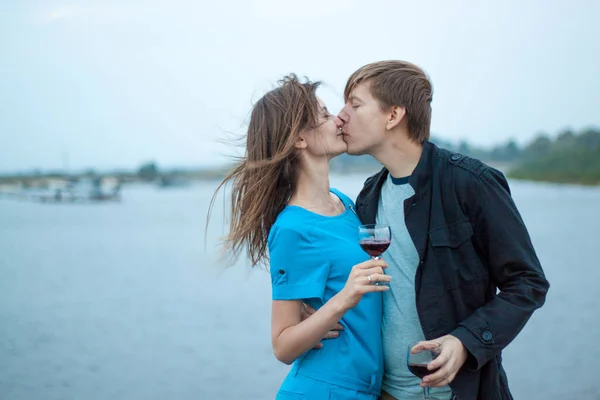 Pár Lásce Těší Přírodní Jezero — Stock fotografie