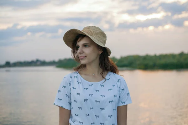 Девушка Шляпе Природе Улыбается — стоковое фото