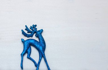 Kar taneleri ve geyik ile Noel şenlikli arka plan