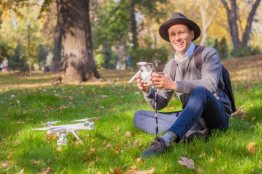 Uav uçağı ve fotoğrafçı adam ile dijital kamerayı kapat-up.drone helikopter eller. Uçan kamera çekim bir fotoğraf ve video.