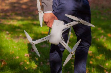 Uav uçağı ve fotoğrafçı adam ile dijital kamerayı kapat-up.drone helikopter eller. Uçan kamera çekim bir fotoğraf ve video.