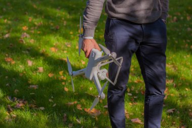 Uav uçağı ve fotoğrafçı adam ile dijital kamerayı kapat-up.drone helikopter eller. Uçan kamera çekim bir fotoğraf ve video.