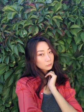 Selfie doğa üzerinde yapma güzel Asyalı kadın.