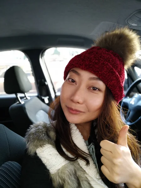 Belle Fille Asiatique Dans Chapeau Rouge Dans Voiture Fait Selfie — Photo