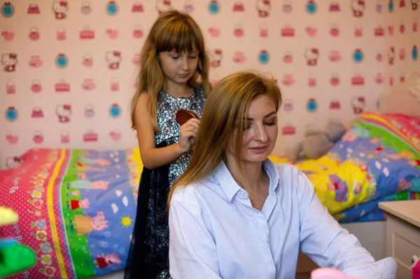 Mamá Hija Peinan Miran Espejo Niña Peinando Pelo Mamá — Foto de Stock