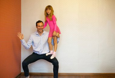 Baba ve kızı Yoga gülümseyen mat. Sağlık aile pilates yapmak. Spor yaparken, evde egzersizleri yapıyor aile.