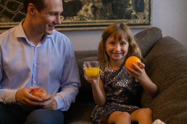 Familia Desayuna Mesa Bebe Jugo Naranja Por Mañana — Foto de Stock