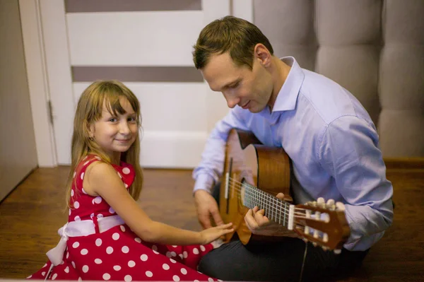 Hija Pequeña Con Papá Tocando Guitarra — Foto de Stock