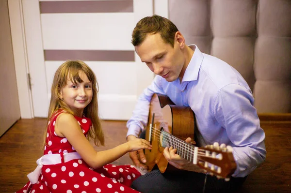 Hija Pequeña Con Papá Tocando Guitarra — Foto de Stock